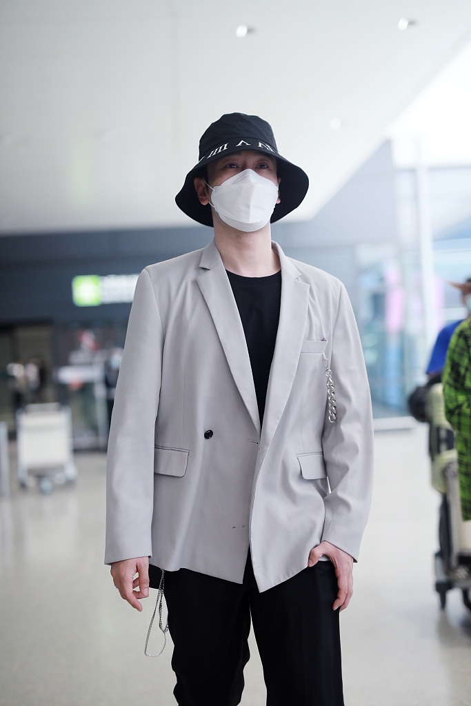 他戴渔夫帽搭配白西装,一身装扮潮流减龄,年龄丝毫看不出.