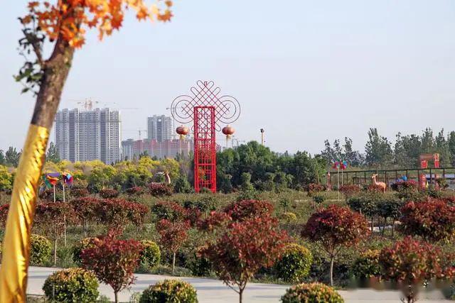 山西襄汾沁馨园里景色秀游人乐享五一假期