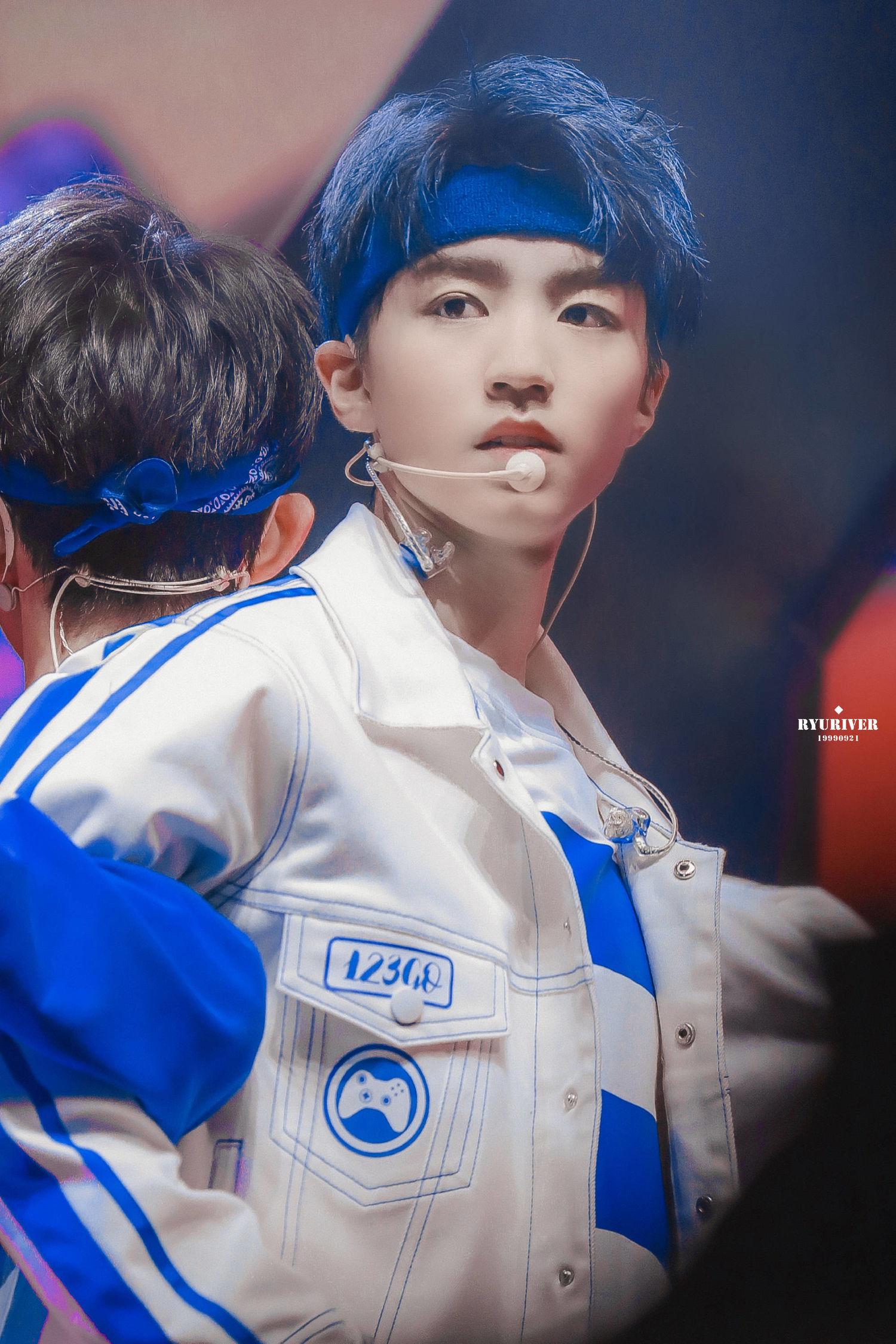 王俊凯专属耳返图照来袭 帅气满分的凯boss