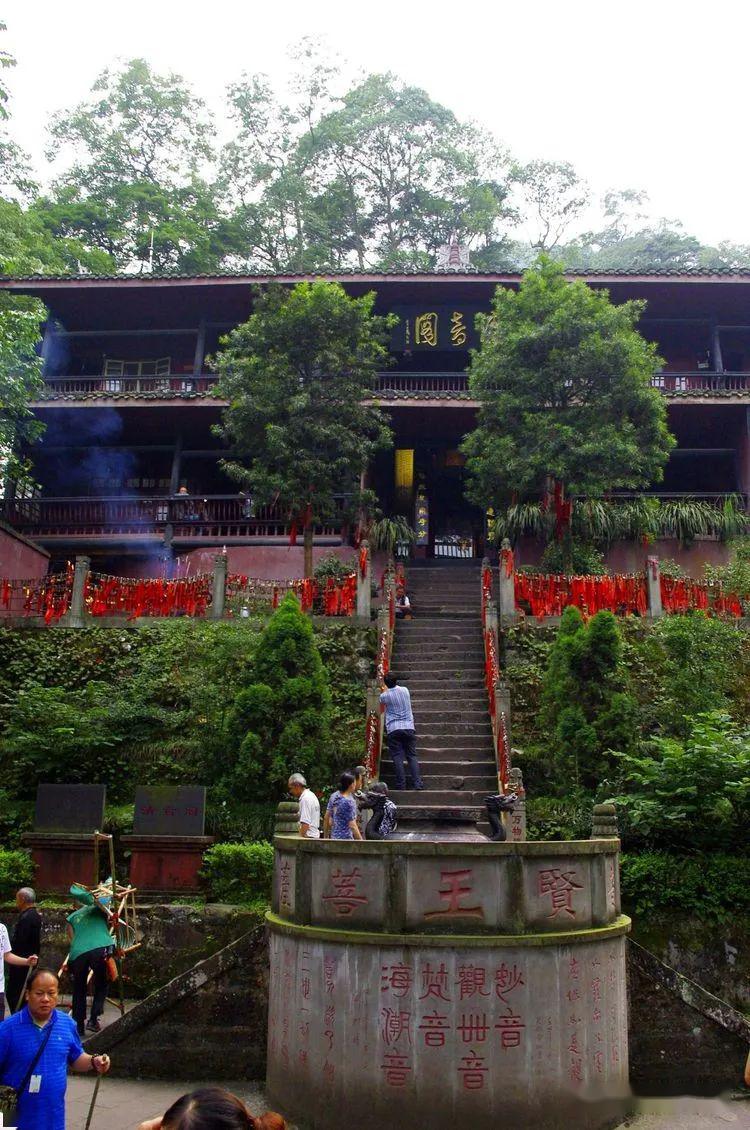 杖行至清音阁,复为此山水所迷,山人初游峨眉,即宿于此.