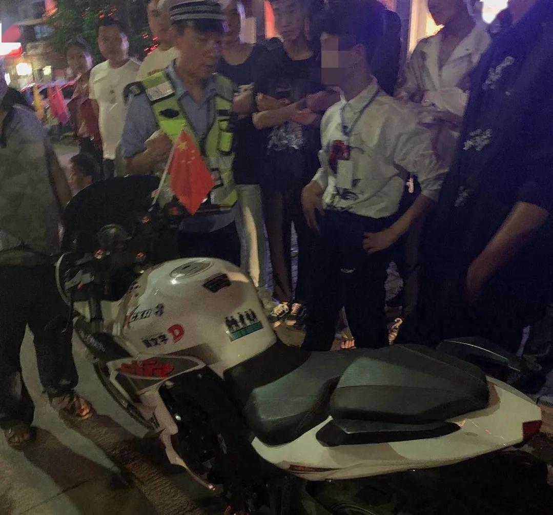 隆回8骚年骑"打屁虫"飙车扰民,被交警全部拿下!_摩托车