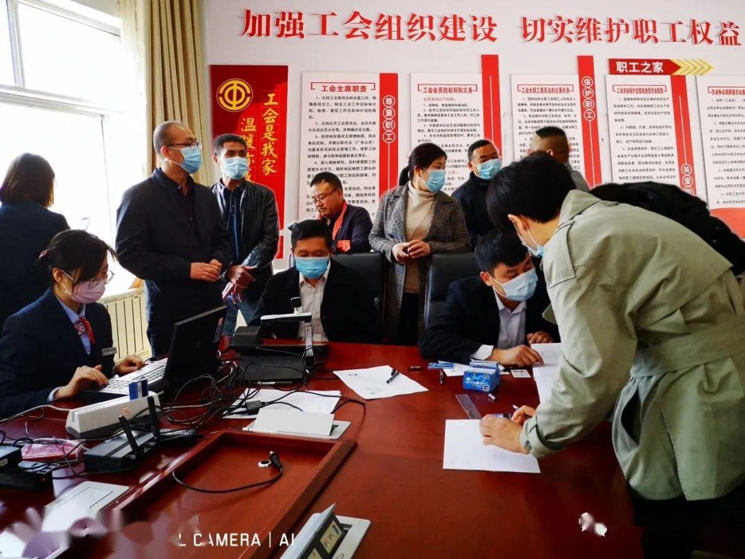 县农业农村局工会联合临商银行开展工会惠员卡现场办理活动