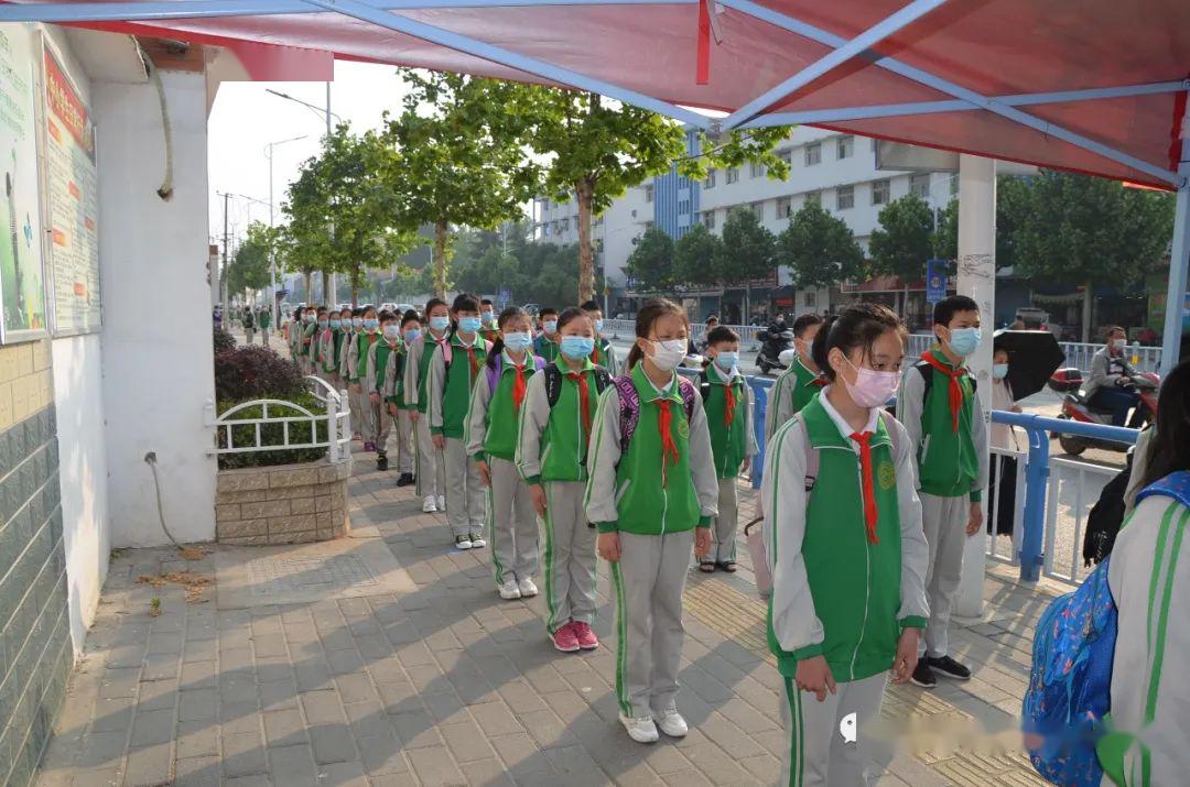 相聚石榴花开时节追梦美丽幸福校园南阳市第十六小学学生返校复学第