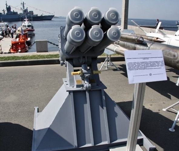 kt-216干扰弹发射器舰尾处直升机库,可搭载1架ka-27/28反潜直升机.