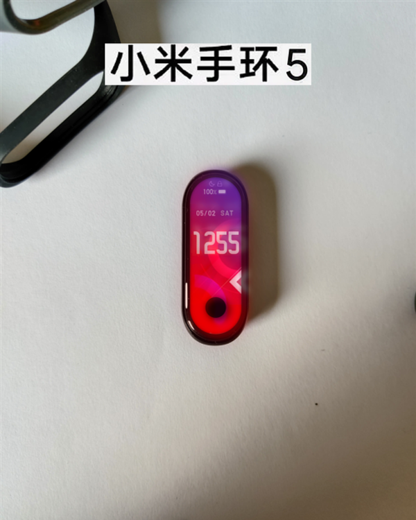 小米手环5曝光:椭圆挖孔设计 屏占比超高_屏幕