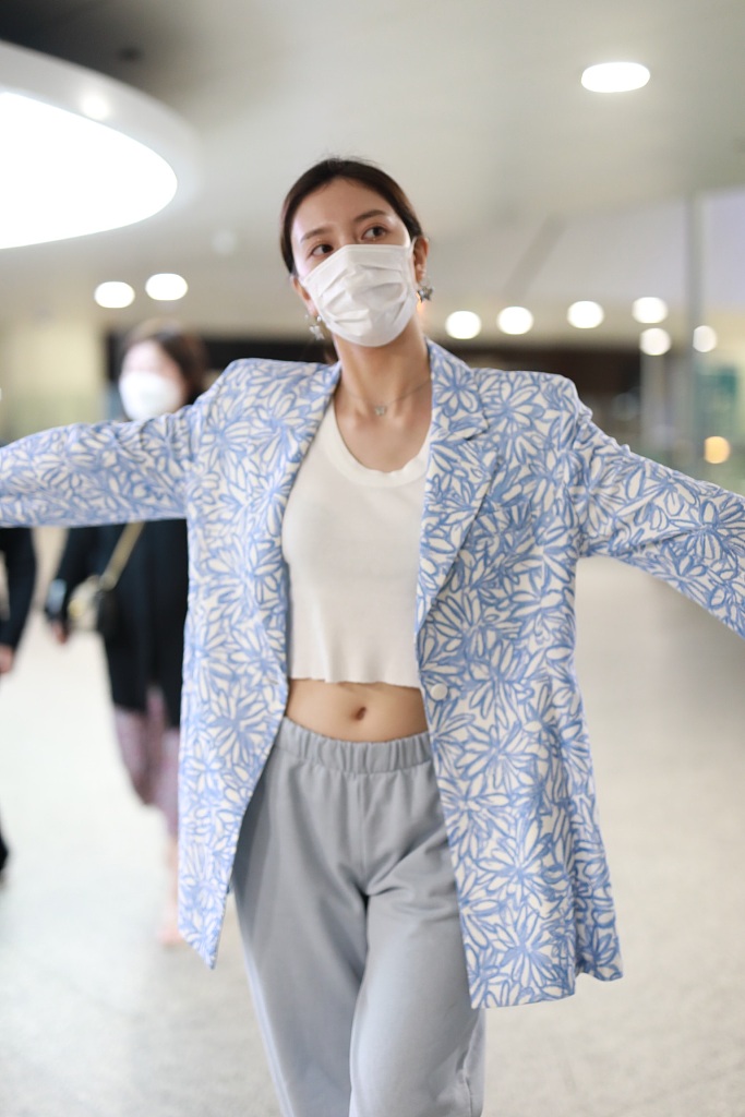 宋妍霏脚踩人字拖现身机场小露蛮腰花式摆pose