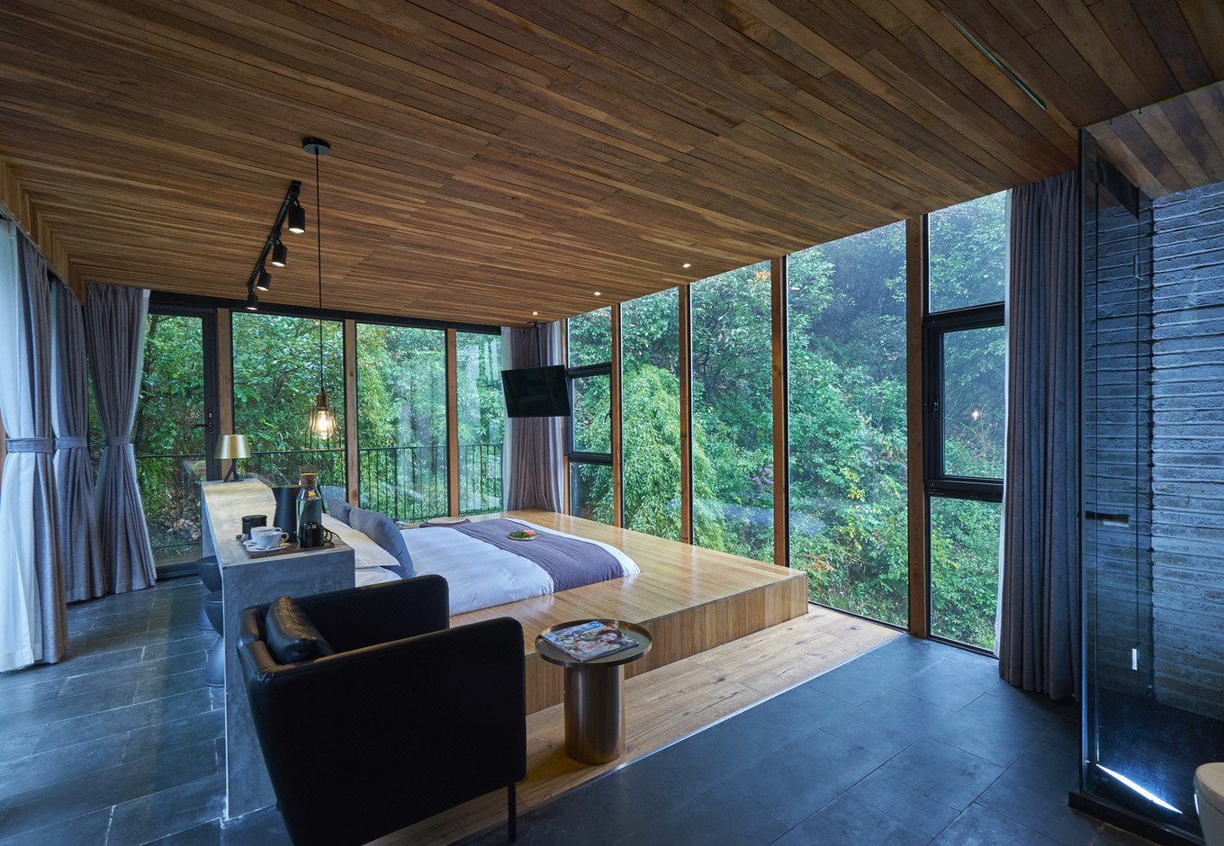 民宿房间四周全是透明玻璃浴缸紧挨着落地窗这样的设计你敢住