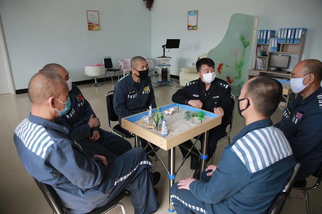 在4月23日至5月2日,赤峰监狱组织开展罪犯团体心理辅导和团体沙盘心理