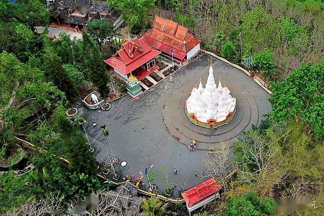 曼飞龙村傣陶制作坊泥巴烧成金钵钵