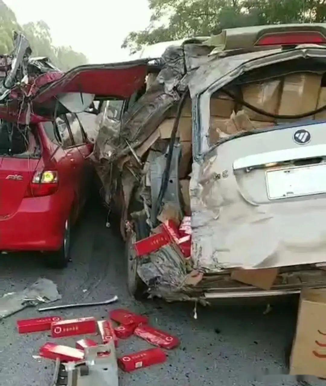 博白至东平高速出口段遭遇惊魂车祸三车相撞现场一个惨字了得