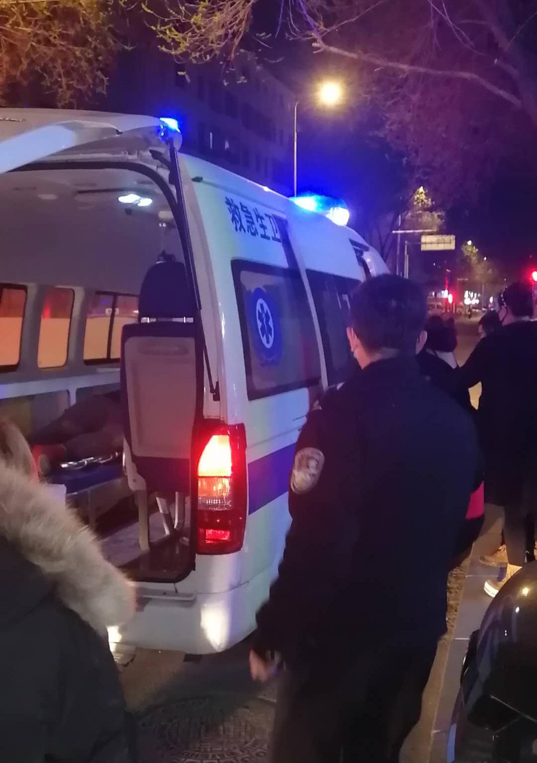 现场处警民警立刻开窗通风同时拨打120急救电话民警担心老家属楼因无