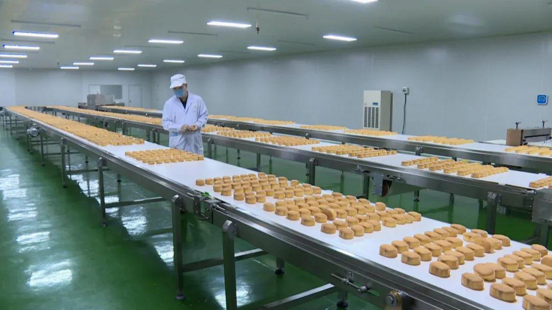5月6日,在湖北华焙食品有限公司的生产车间内,机器轰鸣,全自动化蛋糕