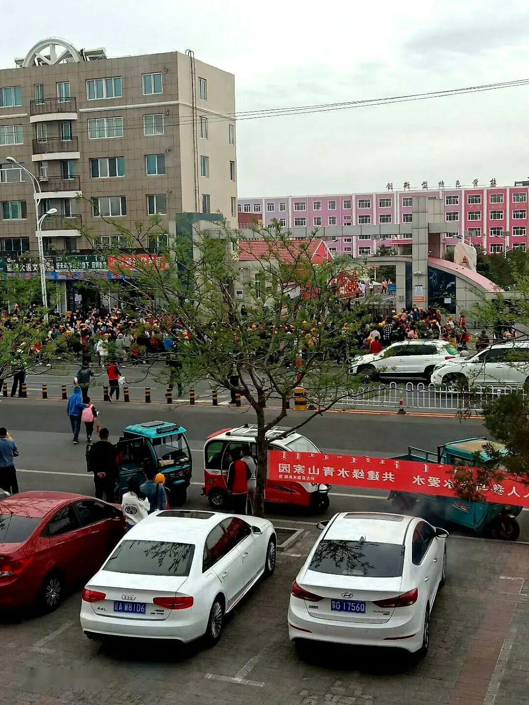 科左后旗各学校今日陆续开学这个场面很久没看到了