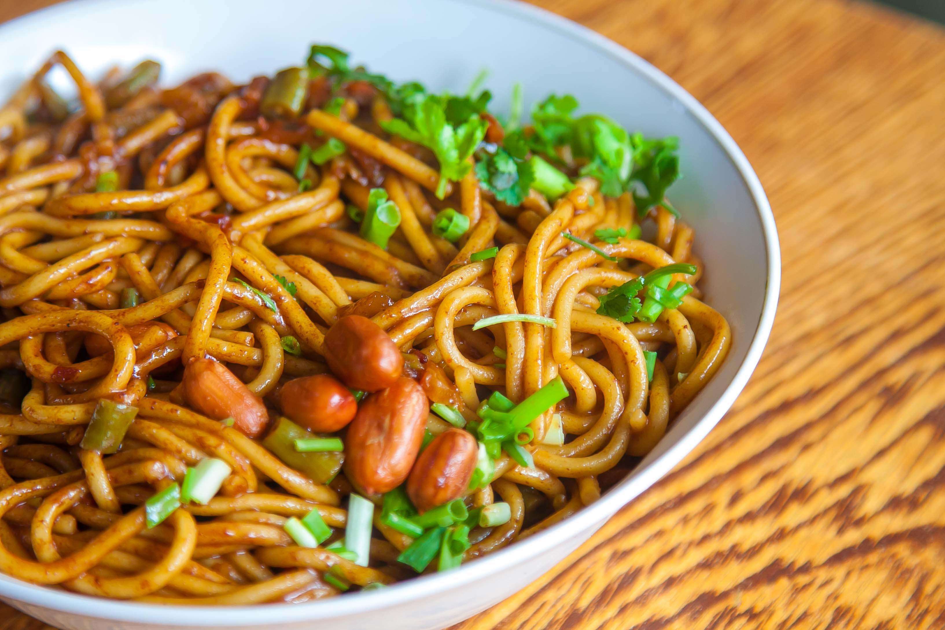 里的来路;历史悠久汉正街,这是武汉最繁华的街道;豆皮,包子,热干面