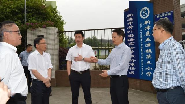 副县长文可绪,县政府办副主任秦雪松,县教育局党组书记,局长张德武,外