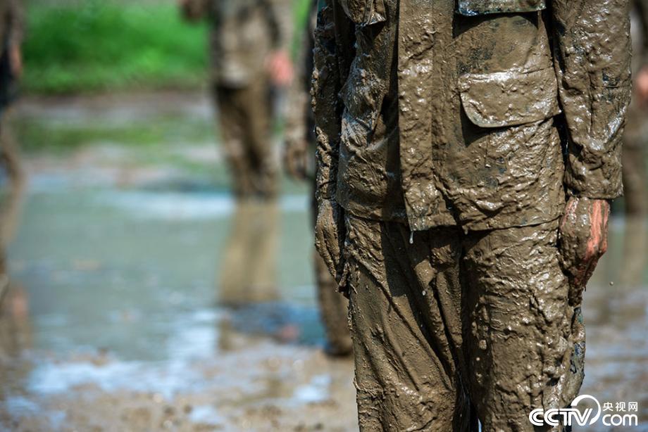 广西崇左武警官兵泥潭训练砺血性