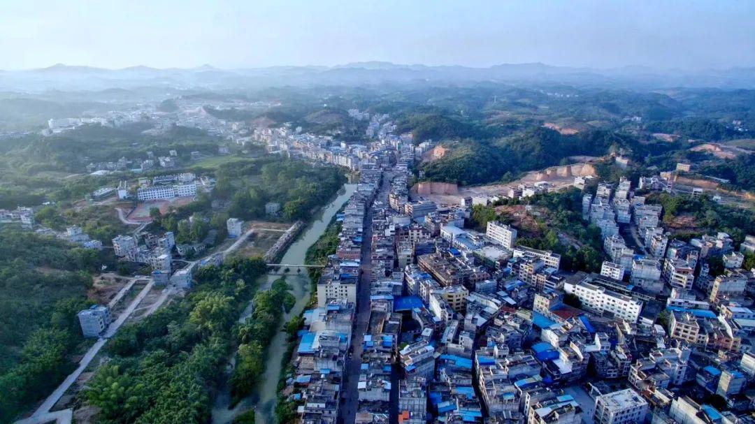 平山镇位于平南县最南端全镇总面积115平方公里设15个村委会有平南的