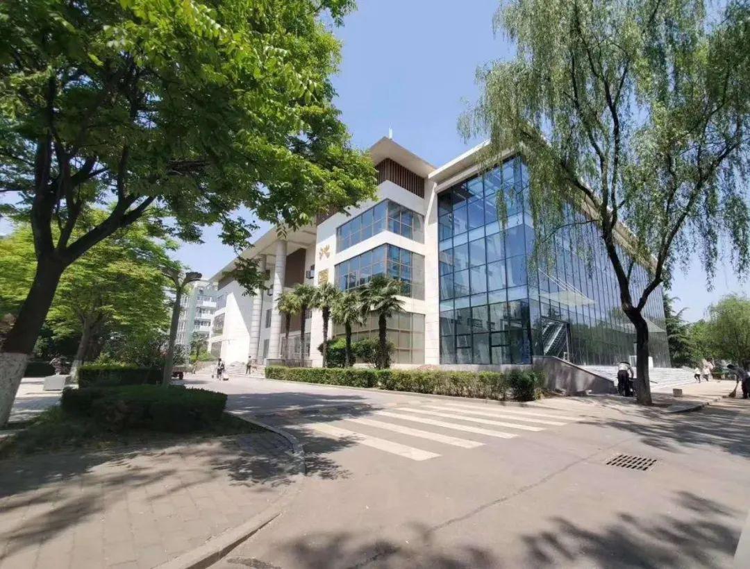 哐当哐当大培华的返校季来啦