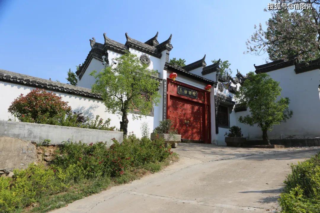 董家河镇睡仙桥村,是浉河区环湖路百里茶廊的第一站.