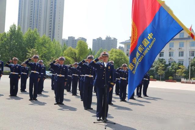授衔宿州支队举行首批招录消防员授衔暨宣誓仪式