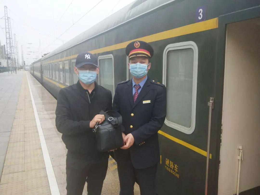 【佳大车队】旅客感谢"活雷锋"_列车员