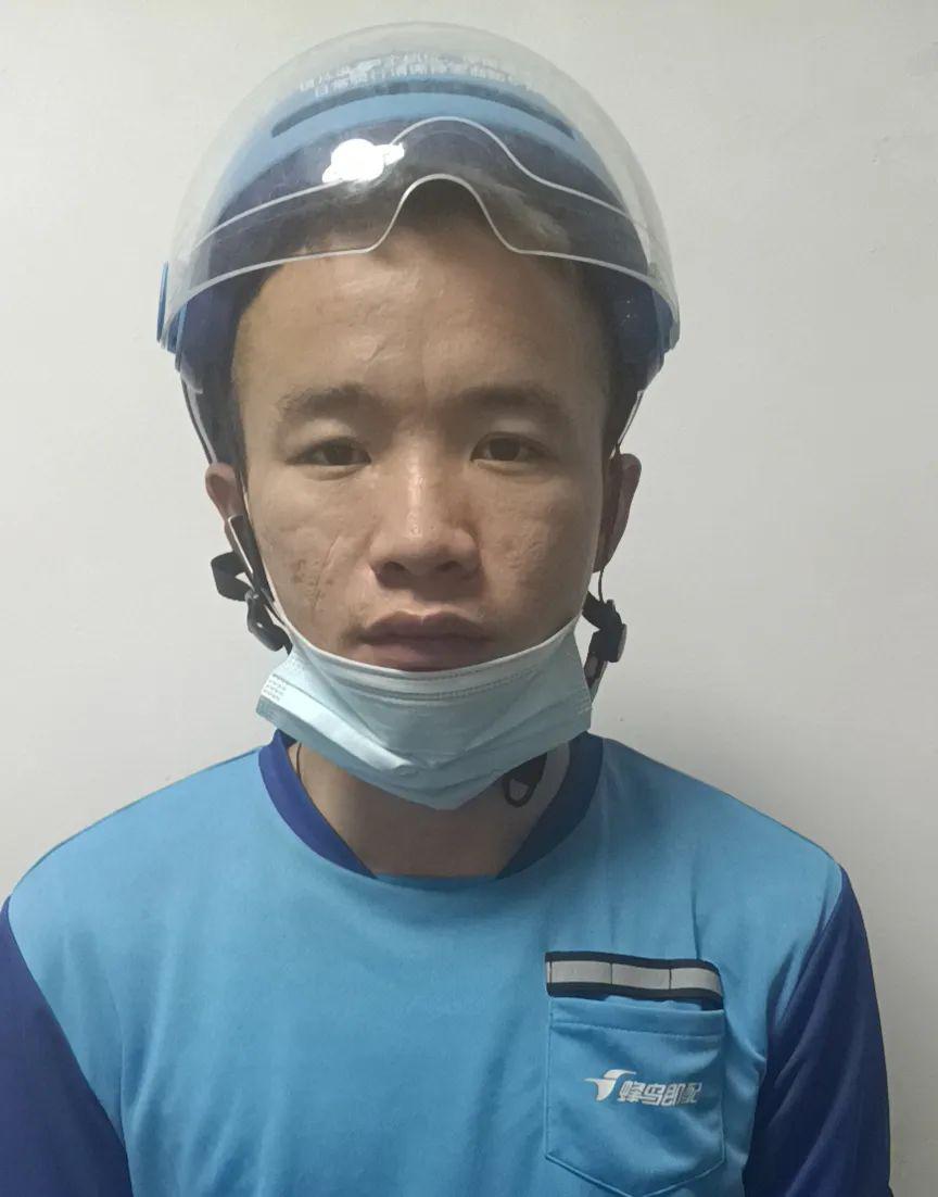 凌晨1点外卖小哥横渡一整条江去救人累虚脱后却憨笑着说