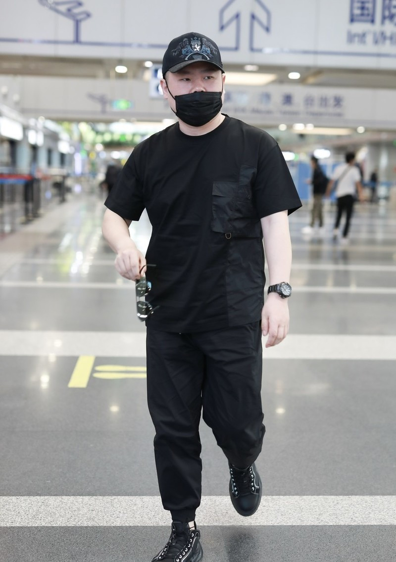 原创岳云鹏真瘦了!黑色拼接t恤配束脚裤,休闲潇洒意外穿出潮男气质