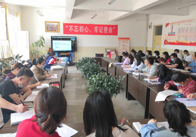 拜城县第一中学组织收看浙江省援疆指挥部2020年云端柔性教育援疆系列