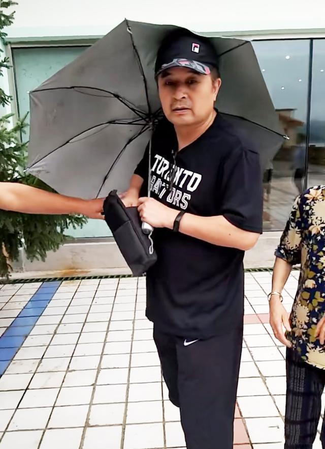 61岁毕福剑真老了素颜老年斑明显还有黑眼圈穿粗条纹衫像老翁