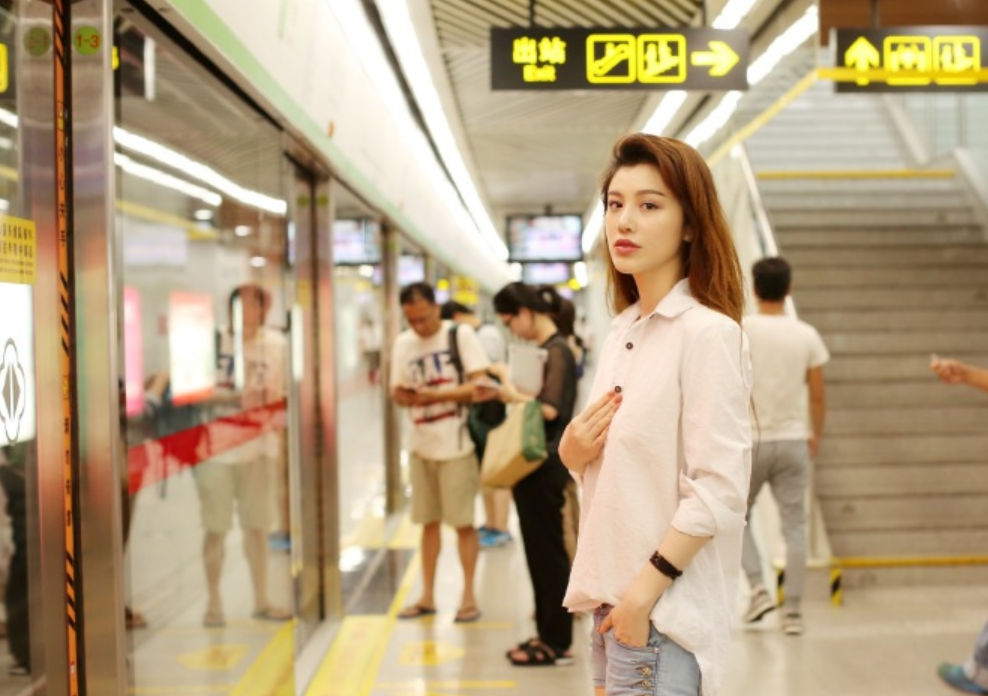 原创葛天真是气质女神白色衬衫配牛仔短裤走机场彰显出了清纯魅力