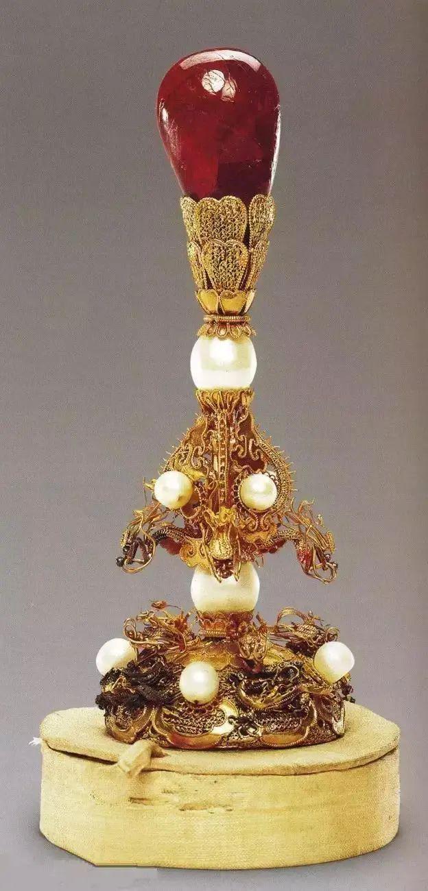 金镶珠宝朝冠顶冠顶分为3层,间以一等大东珠2颗.