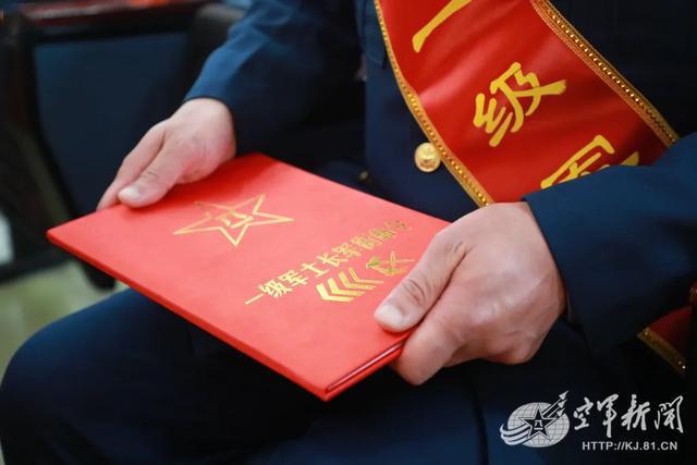 高级士官晋升军衔,今天将"兵王"的称号赠与这些"老兵"