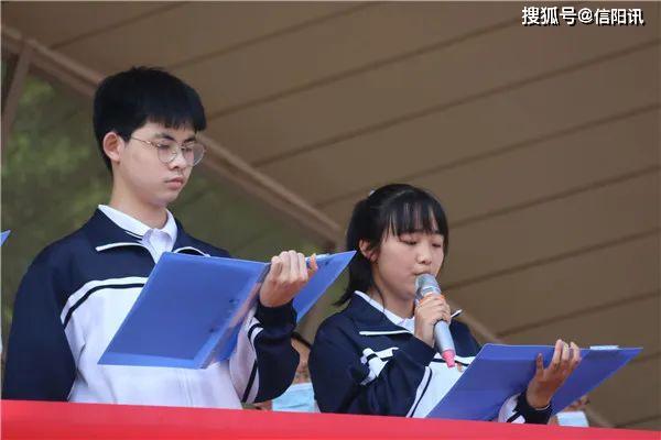 新县高中吴德明校长在纪念"五四"101周年暨建团98周年主题升旗仪式上