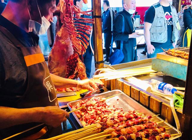 原创阜新夜市烤肉火爆大串15元两小串10元仨也说说你那嘎达啥价