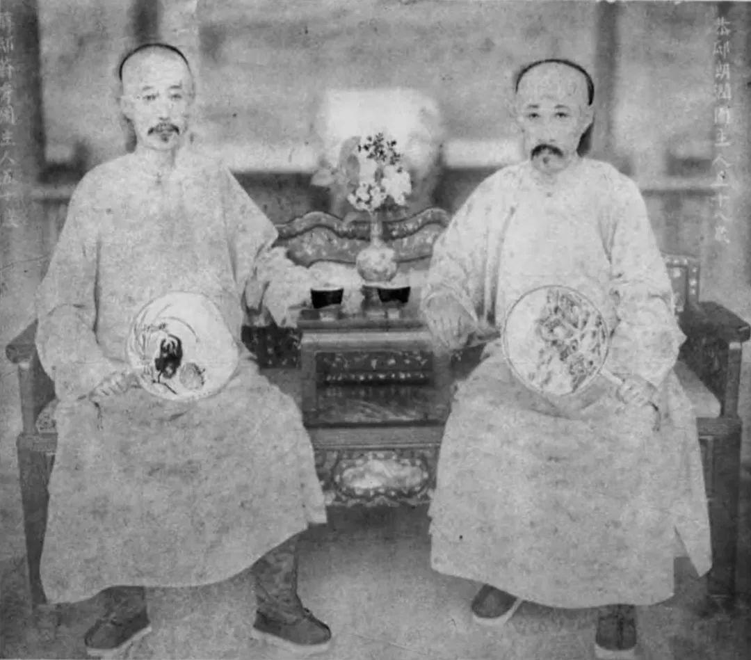 醇亲王和恭亲王合影,于1889年摄于恭王府姜鸣虽然出身历史科班,但其治