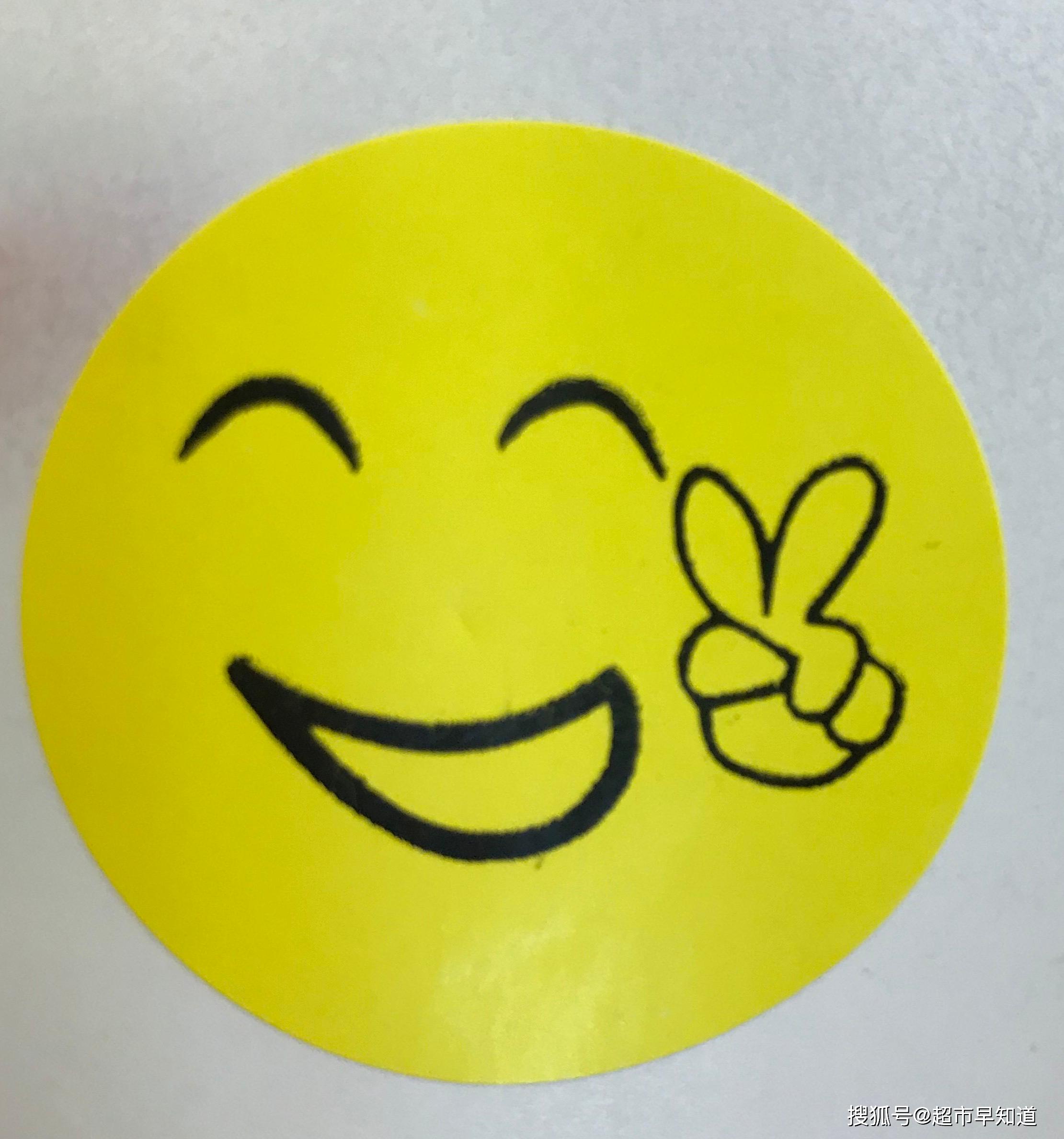 我们在四元桥家乐福看到收银小姐姐们在口罩上面贴着一枚枚可爱的笑脸