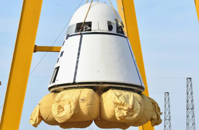 原创新飞船太空打水漂返回舱一身焦黑落地率先打响载人登月开头炮