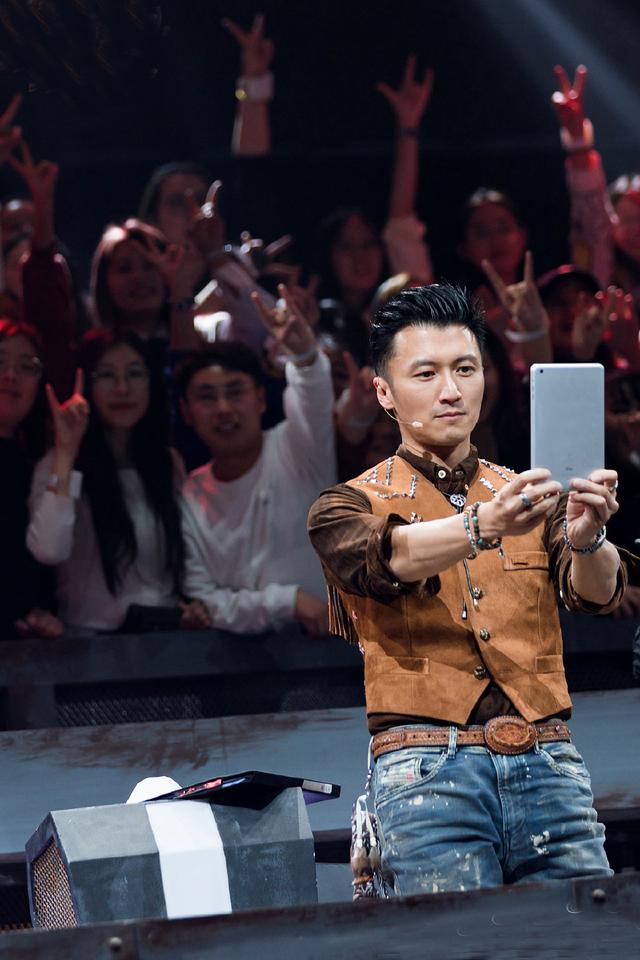 谢霆锋打造复古牛仔风梳起大背头造型霸气十足