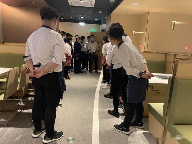 市消防安全宣讲队走进榆次海底捞,为35名员工开展消防安全知识培训