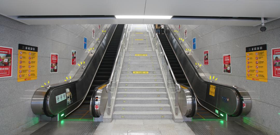 小铁课堂地铁扶梯上的半圆金属球到底是干什么用的