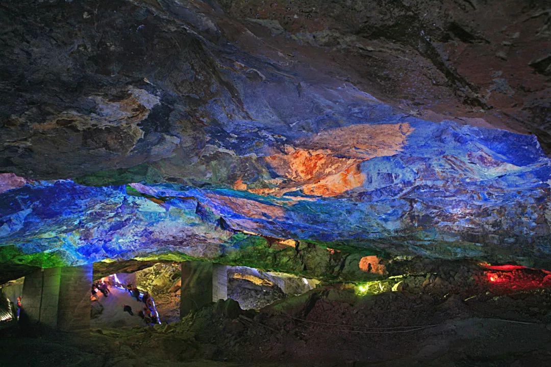 明代坐小火车穿越古矿硐.