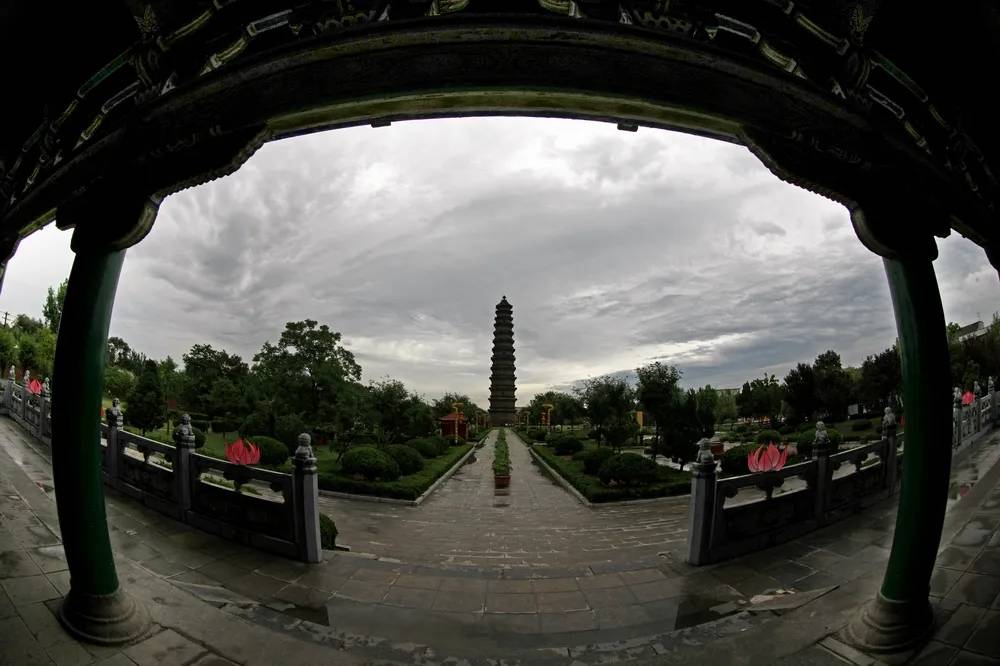初夏雨后的开封古城别有一番韵味