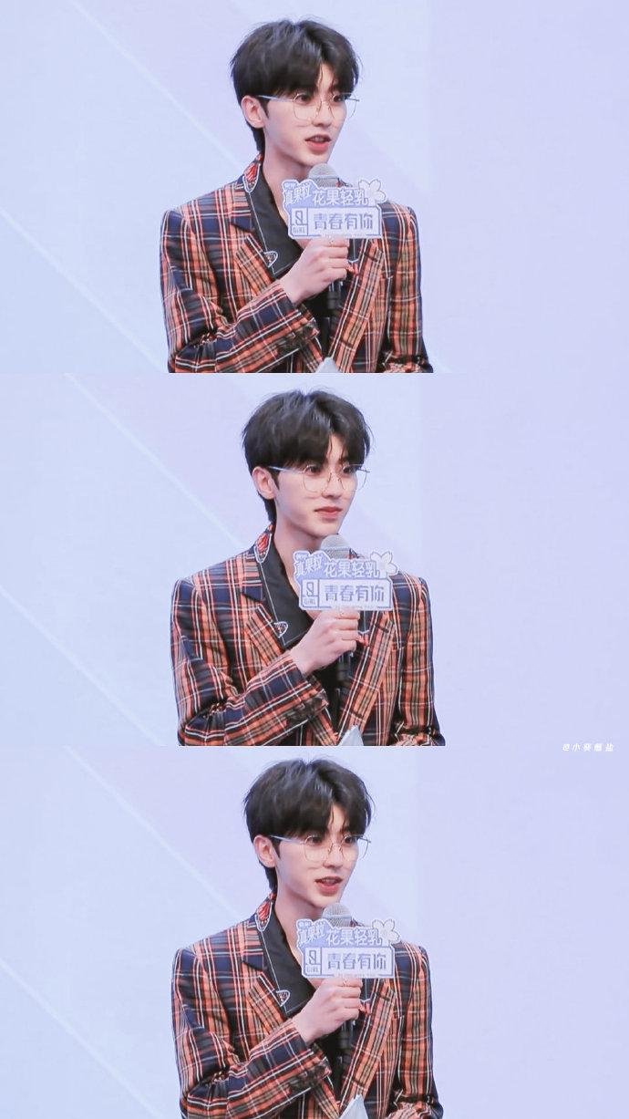 蔡徐坤青春有你2预告公开金丝眼镜格纹西装尽显绅士魅力