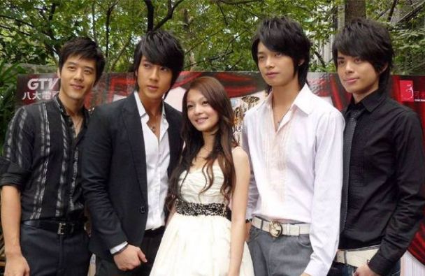 当时的主题曲《爱转角》当时也超级火:爱转角遇见了谁,是否有爱情的美