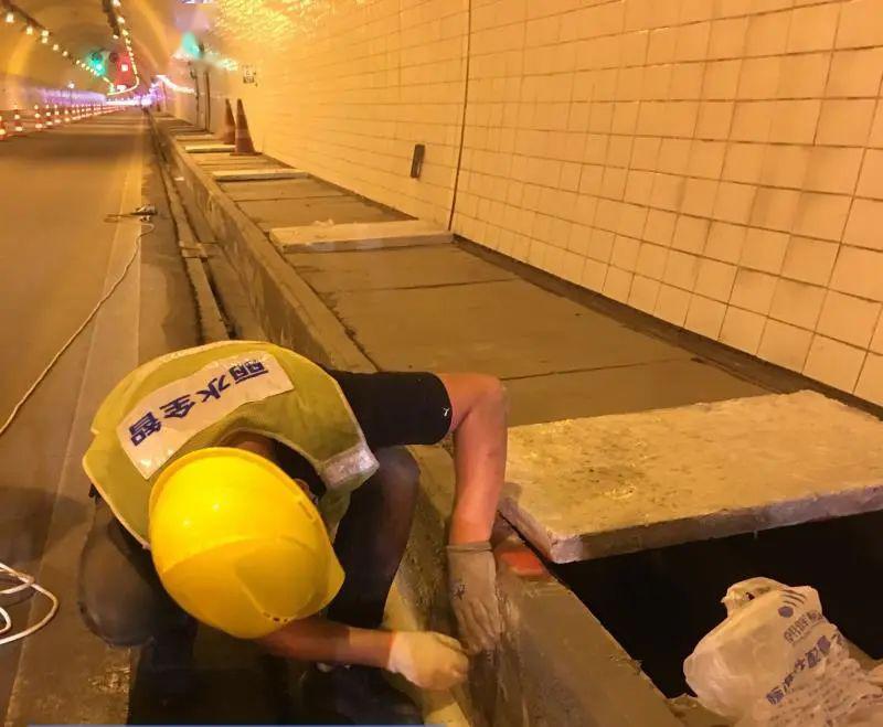 跟着感觉走在这个隧道里开车可以很任性