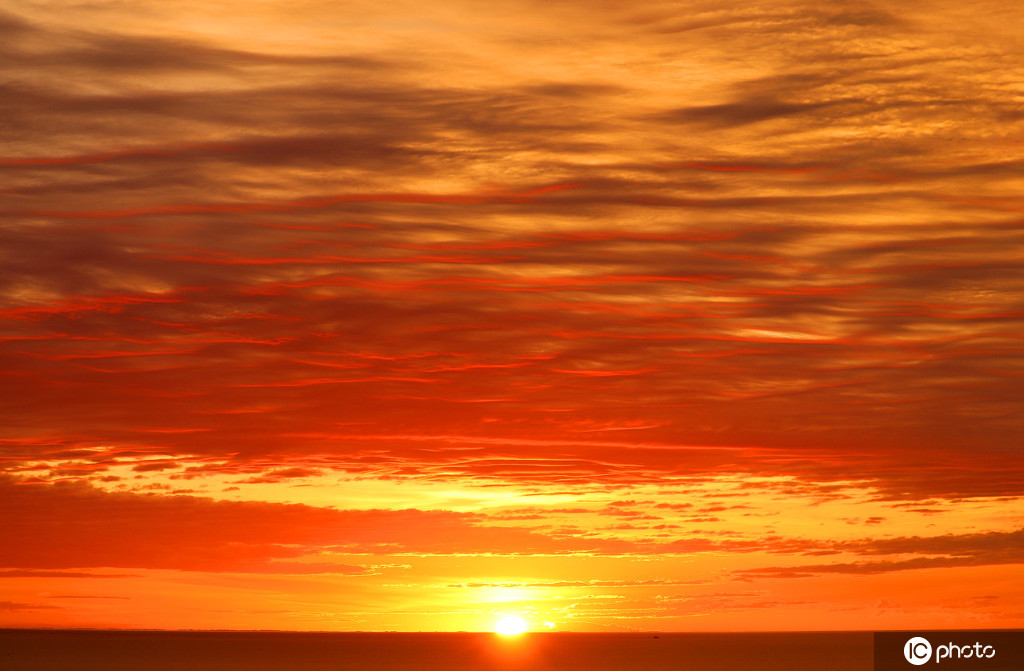 阿根廷绝美朝霞 金色光影宛如画卷