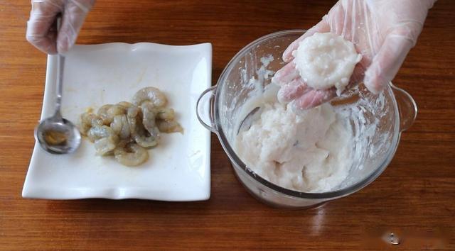 这是鱼饼不一样的做法包着一整颗大虾又软又嫩又脆弹超好吃