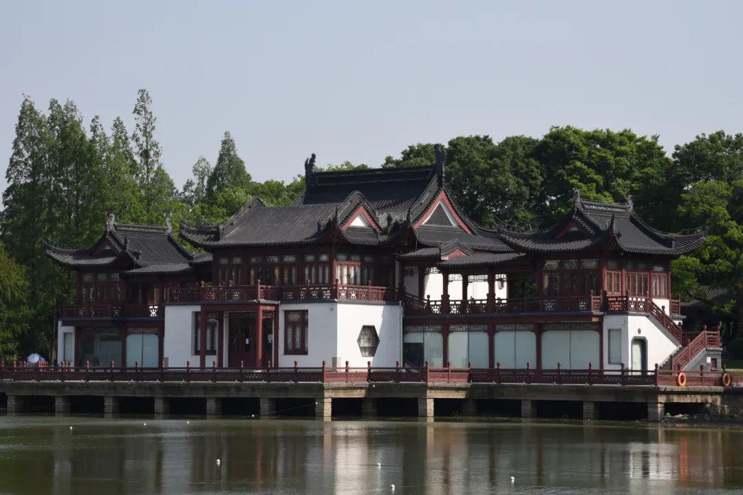 楼是指两层以上的大型建筑物,重屋为楼,四敞为阁,"楼阁楼阁",阁与楼