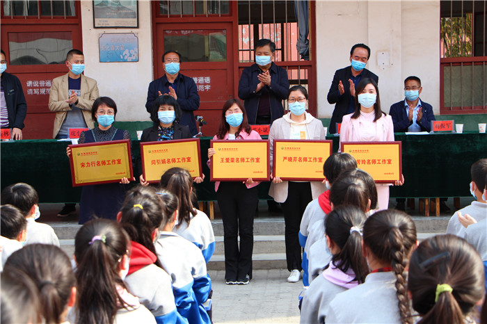 纸坊中学举办2020年春季开学典礼暨12xue智慧班优秀师生颁奖大会_凤翔