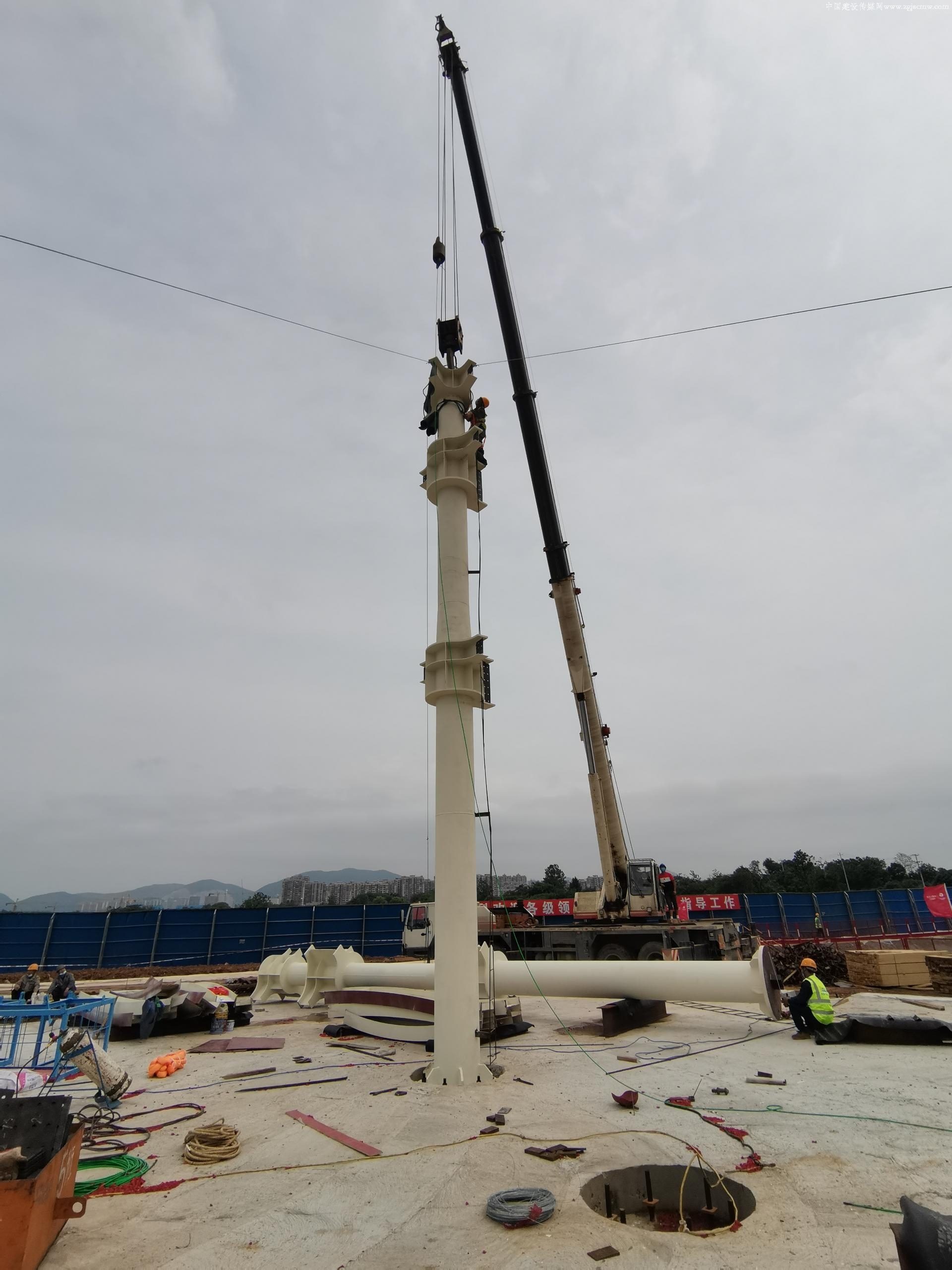 湖北省黄石市科技创新中心1号楼首根钢柱吊装成功